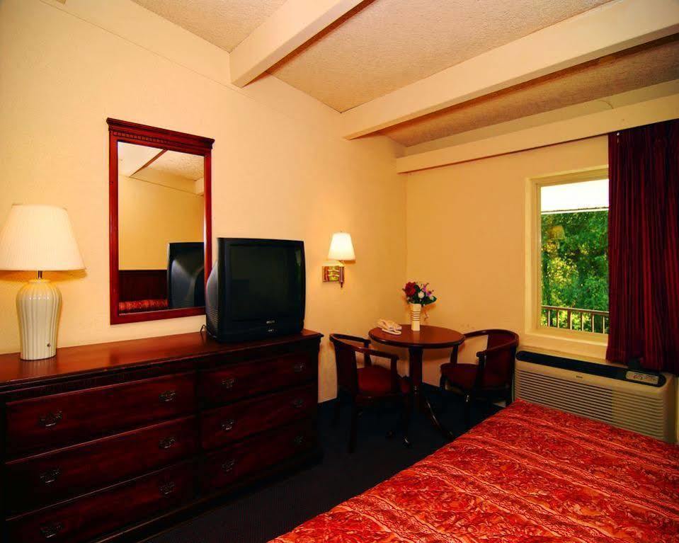 Econo Lodge Inn & Suites Binghamton Ngoại thất bức ảnh